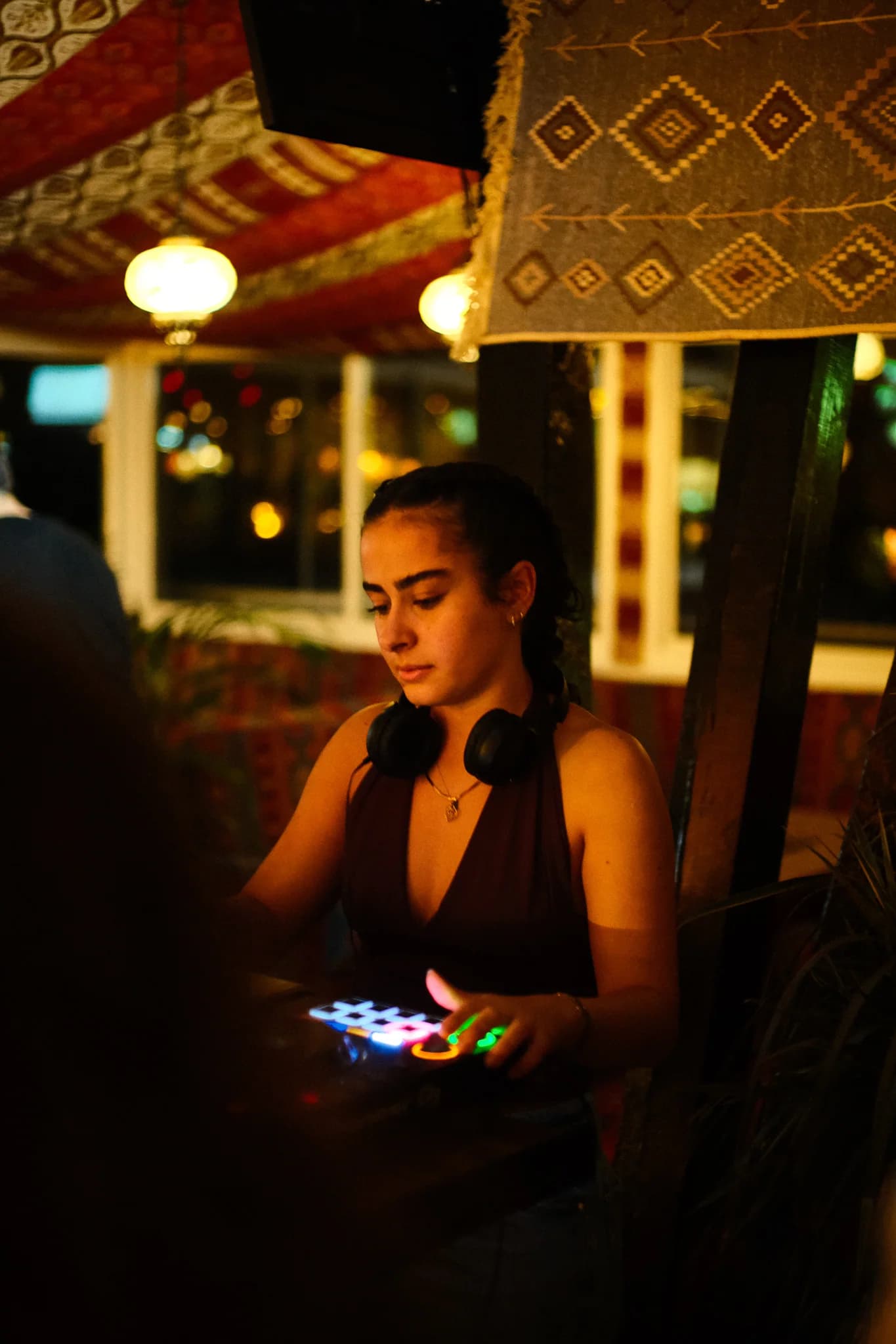 Joelle DJ fellépés közben a Habibi Skybarban